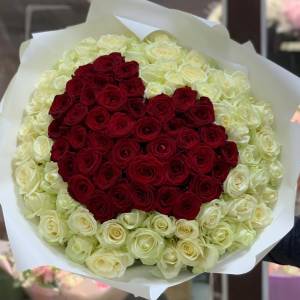 Букет 101 роза с красным сердцем и упаковкой R1959