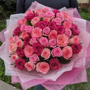 Букет 51 нежная розовая роза с крафтом R434