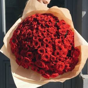 Букет из 101 крупной красной розы в крафте R109