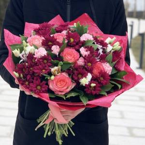 Сборный яркий букет хризантемы и розы с оформлением R1231