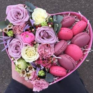 Коробка сердце с цветами и макаронсами R514