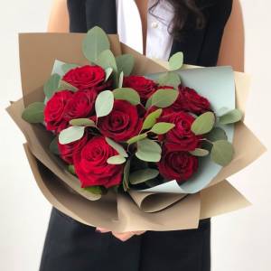 Букет 11 красных роз с упаковкой R534